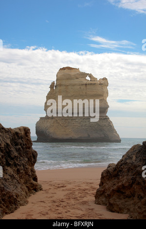 Eines der Felsnadeln, die Bestandteil der zwölf Apostel-Bildung an der Great Ocean Road-Küste von Victoria Australien Stockfoto