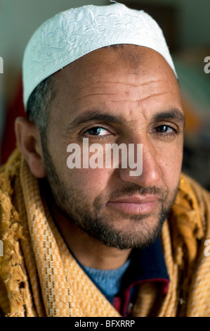 Eine Nahaufnahme des Gesichts Porträt einer jungen im Nahen und Mittleren Osten, Ägyptische arabischen Beduinen Mann, Leben in Farafra Oase, in der Neuen Valley, Western Desert, Ägypten. Stockfoto