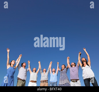 Gruppe von Jugendlichen, die Arme Stockfoto