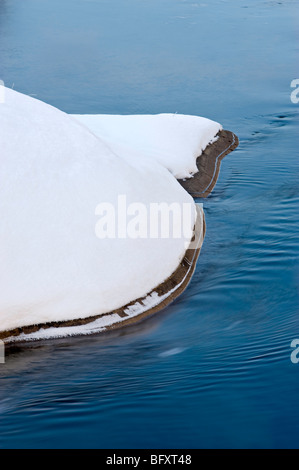 Schnee-bedeckten Felsen und im Freiwasser des Whitefish River, Whitefish Falls, Ontario, Kanada Stockfoto