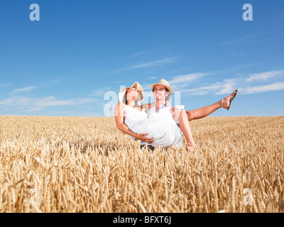 junges Paar im Weizenfeld Stockfoto