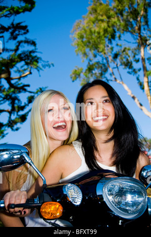 Frauen, die Motorroller Stockfoto