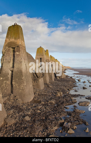 Cramond Island Causeway mit konkreten Pylonen Stockfoto