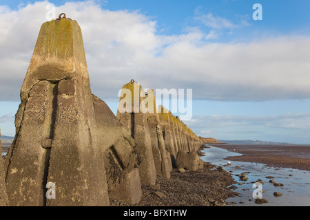 Cramond Island Causeway mit konkreten Pylonen Stockfoto