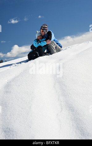 Paar in Winterszene umarmen Stockfoto