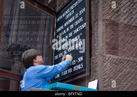 Dienstleistungen-Schild ist an der Fifth Avenue Presbyterian Church in New York aktualisiert. Stockfoto