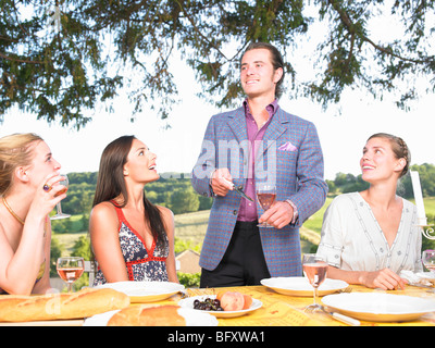 Abendessen im Freien mit Freunden Stockfoto