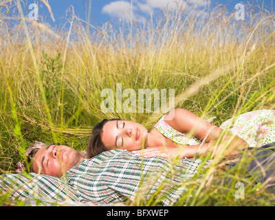 paar, liegen im Bereich der hohen Gräser Stockfoto