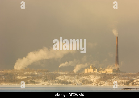 Vale Nickel Raffinerie Stapel an einem kalten Wintermorgen, Greater Sudbury, Ontario, Kanada Stockfoto