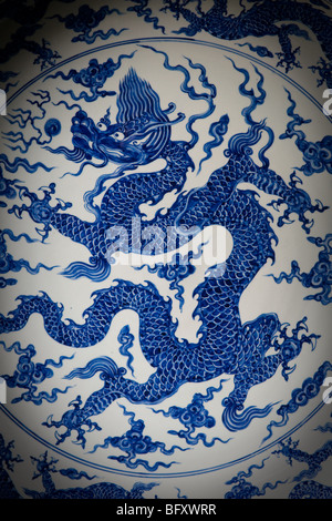 Drachen gemalt auf einem chinesischen Teller Stockfoto
