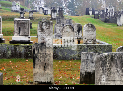 Regen und Nebel akzentuiert die gespenstische, bemoosten Grabsteinen in einem alten Friedhof in Maine, USA. Stockfoto
