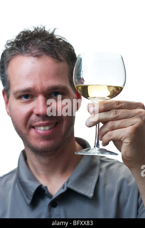Ein Mann hält eine Glas Weine, einen Toast machen konzentrieren sich auf das Weinglas, isoliert auf weiss. Stockfoto
