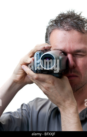Ein Mann mit einer Videokamera, isoliert auf weiss schießen. Stockfoto