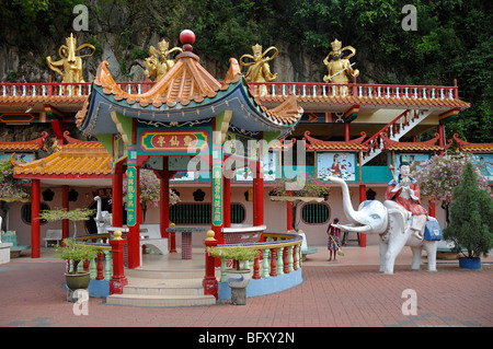 Farbenfroher chinesischer GartenKiosk im Innenhof des chinesischen Tao oder Taoistischen Höhlentempels Ling Sen Tong, Ipoh, Perak, Malaysia Stockfoto