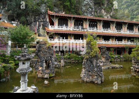 Sam Poh Tong Chinese Temple (1950), aka Three Buddhas Cave, Chinese Tao oder Taoist Cave Temple und Chinese Rock Gardens with Fish Ponds, Ipoh, Malaysia Stockfoto