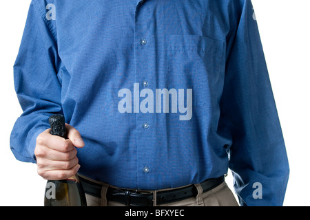 Nahaufnahme von den mittleren Teil eines Mannes trägt ein blaues Kleid Hemd mit einer staubigen Champagner Flasche, isoliert auf weiss. Stockfoto