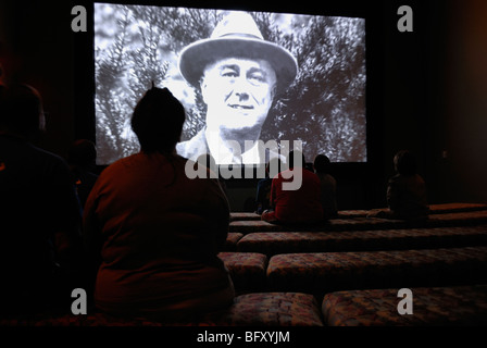 Besucher von The Little White House in Warm Springs, Georgia, einen Film über das Leben von FDR Stockfoto