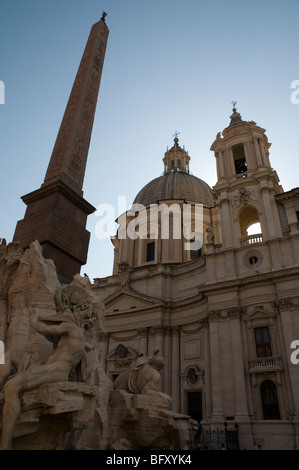 Die Fontana dei Quattro Fiumi oder "Brunnen der vier Flüsse" und Basilika Kirche von Sant'Agnese in Agone auf der Piazza Navona. Stockfoto