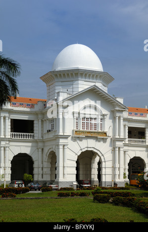 Ipoh Railway Station Colonial-Era Train Station (1907), und Majestic Hotel, von Arthur Benison Hubback, im maurischen Revival-Stil, Ipoh, Perak, Malaysia Stockfoto