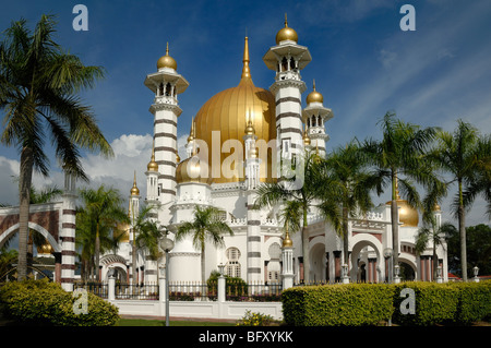 Golden Dome & Minarets of Masjid Ubudiah or Ubudiah Royal Mosque (1917) von Arthur Benison Hubback umrahmt von Palmen Kuala Kangsar, Perak, Malaysia Stockfoto