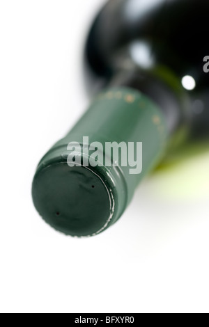 Nahaufnahme der Hals und der Auslauf einer Weinflasche liegend. Stockfoto