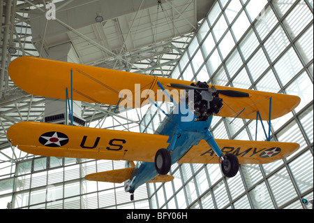 Stearman PT-13A Kaydet (A75) auf statische Anzeige in der großen Galerie des Museum of Flight, Boeing Field, Seattle Stockfoto