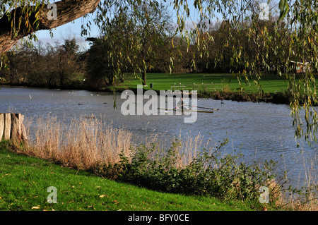 Mann-Ruderboot im Spätherbst am Fluss Avon in St. Nicholas Park Warwick Stockfoto