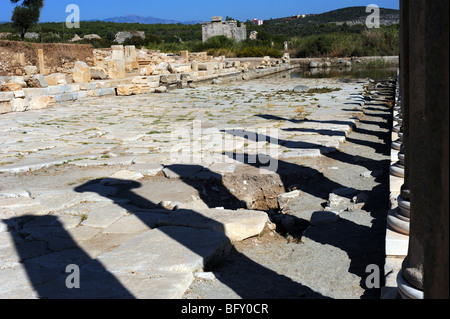 Antike Säulen säumen den Weg in den Ruinen von Patara Stockfoto