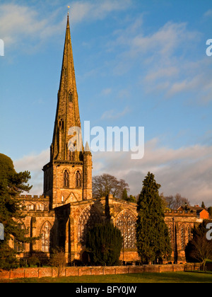 St. Oswald Kirche in Ashbourne im Peak District Derbyshire England fotografiert in der Herbstsonne Stockfoto