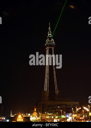 Blackpool Tower gegen einen schwarzen Himmel, mit grünen Laserstrahl und unerwartete UFO beleuchtet. Stockfoto