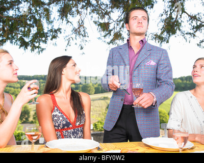 Abendessen im Freien mit Freunden Stockfoto