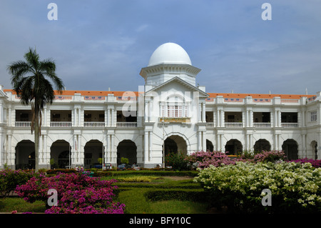 Ipoh Railway Station Colonial-Era Train Station (1907), und Majestic Hotel, von Arthur Benison Hubback, im maurischen Revival-Stil, Ipoh, Perak, Malaysia Stockfoto