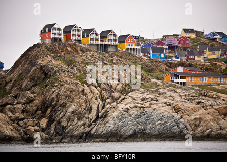 Das Festhalten an einem felsigen Küstenstreifen an der grönländischen Westküste, ist bunte Sisimiut die zweitgrößte Stadt des Landes Stockfoto