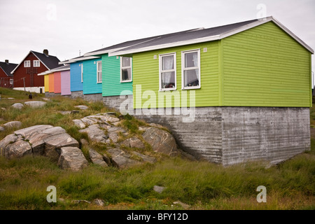 Das Festhalten an einem felsigen Küstenstreifen an der grönländischen Westküste, ist bunte Sisimiut die zweitgrößte Stadt des Landes Stockfoto