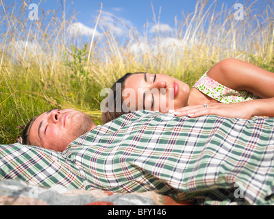 paar, liegen im Bereich der hohen Gräser Stockfoto