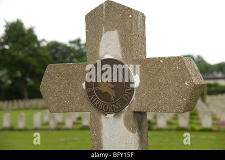 6. Luftlandedivision überqueren bei Ranville Friedhof einen britischen Airborne Friedhof aus den Schlachten von D-Day, Normandie 1944 Stockfoto