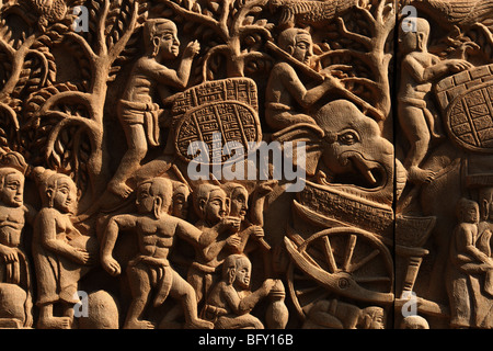 Stone Carving vieler Menschen arbeiten mit Elefanten, Pattaya, Thailand Stockfoto