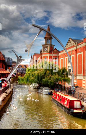 Lincoln Fluss Witham einschließlich Lastkähne und Kunst über Fluss, blauen Himmel erstaunliche Farben Stockfoto