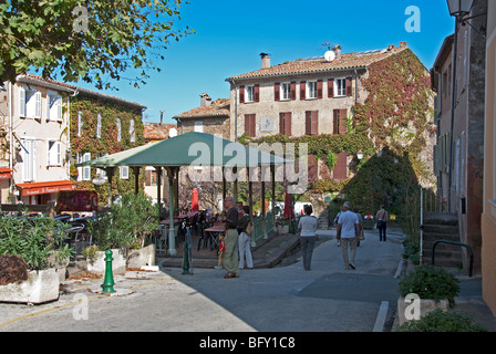 Der Marktplatz "Les Jardins De La Fontaine" Stockfoto