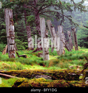 Ninstints, Haida Gwaii, (Queen Charlotte Islands), BC, Britisch-Kolumbien, Kanada - Totempfähle, Anthony Island, Gwaii Haanas Park Stockfoto