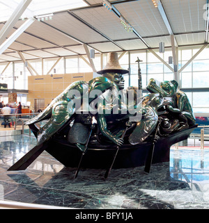 YVR-Vancouver International Airport, Richmond, BC, Britisch-Kolumbien, Kanada - Spirit of Haida Gwaii Sculpture (Künstler Bill Reid) Stockfoto