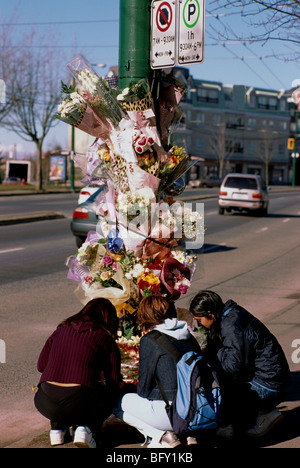 Teenage-Mädchen am Straßenrand Memorial Schrein der Blumen für die Opfer getötet in tödlichen Auto Unfall Vancouver British Columbia Kanada Stockfoto