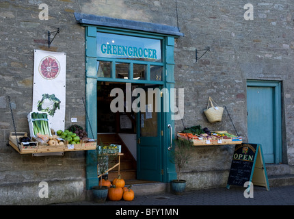 Außenansicht des traditionellen Gemüsehändler Shop mit Obst und Gemüse auf dem display Stockfoto