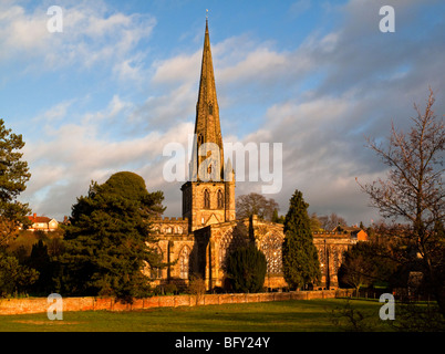 St. Oswald Kirche in Ashbourne im Peak District Derbyshire England fotografiert in der Herbstsonne Stockfoto