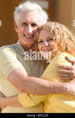 Ein Senior zog sich Mann und Frau paar umarmt und glücklich zusammen. Stockfoto