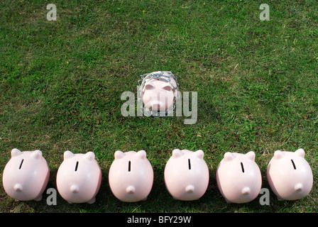 Piggy Bank in einer Linie mit Blick auf eine Stockfoto