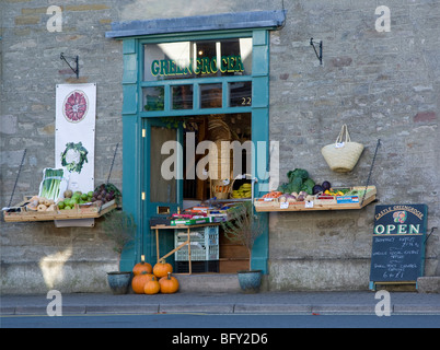 Außenansicht des traditionellen Gemüsehändler Shop mit Obst und Gemüse auf dem display Stockfoto