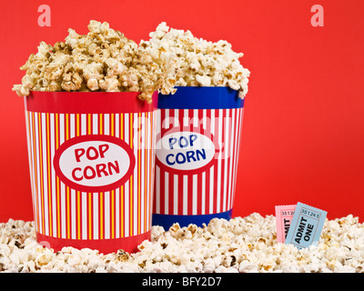 Zwei Popcorn-Eimer auf einem roten Hintergrund. Stockfoto