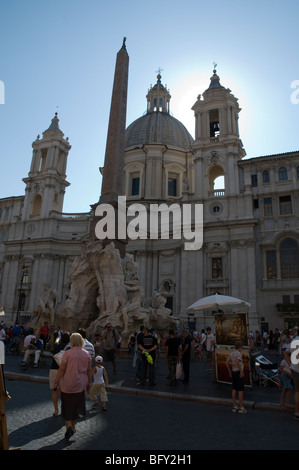 Die Fontana dei Quattro Fiumi oder "Brunnen der vier Flüsse" und Basilika Kirche von Sant'Agnese in Agone auf der Piazza Navona. Stockfoto