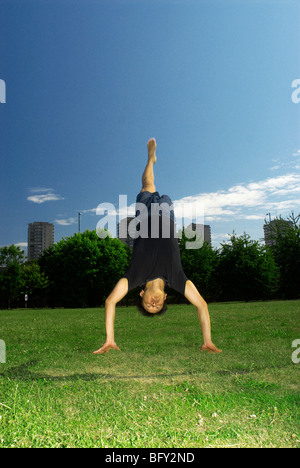 Mann tut Back flip Stockfoto